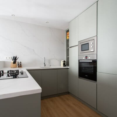 RdeRoom-MADERA reforma e interiorismo de vivienda para alquiler de lujo en Malasaña. Cocina integrada 