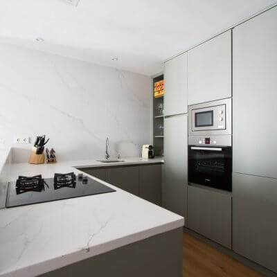 RdeRoom-MADERA reforma e interiorismo de vivienda para alquiler de lujo en Malasaña. Cocina integrada 