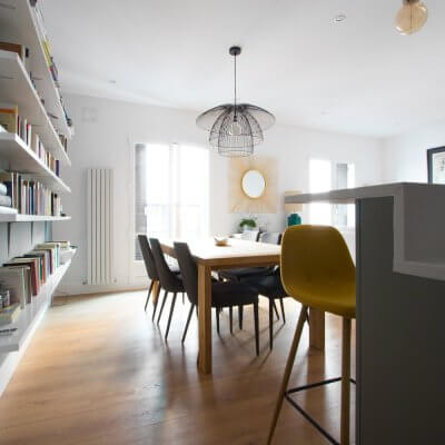 RdeRoom-MADERA reforma e interiorismo de vivienda para alquiler de lujo en Malasaña. Comedor mesa maciza y lámpara alámbrica