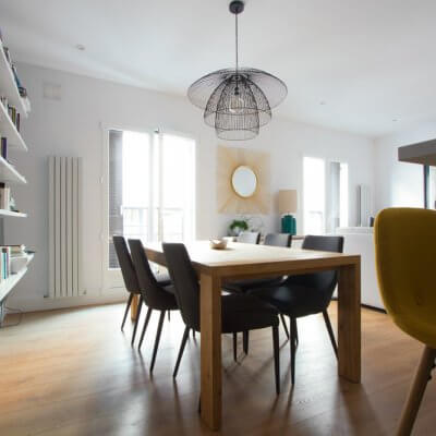 RdeRoom-MADERA reforma e interiorismo de vivienda para alquiler de lujo en Malasaña. Comedor mesa maciza y lámpara alámbrica