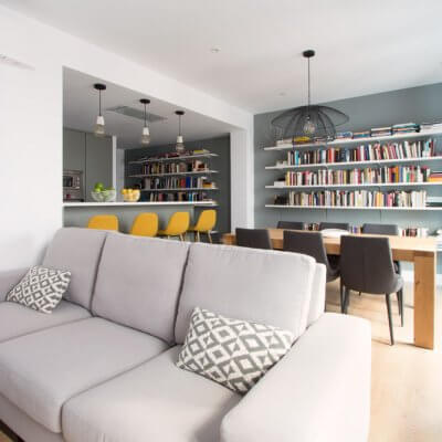 RdeRoom-MADERA reforma e interiorismo de vivienda para alquiler de lujo en Malasaña. Librería a medida integrada en estar-comedor-cocina.