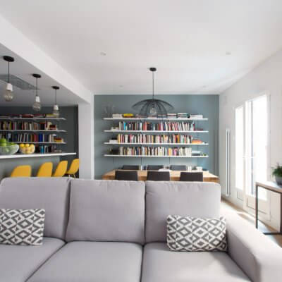 RdeRoom-MADERA reforma e interiorismo de vivienda para alquiler de lujo en Malasaña. Librería a medida integrada en estar-comedor-cocina.