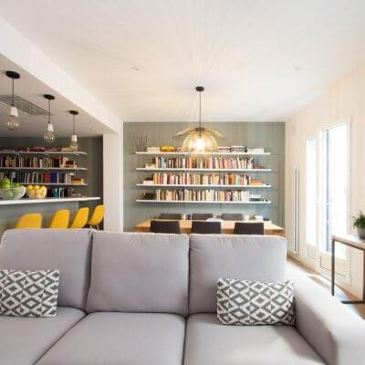 RdeRoom-MADERA reforma e interiorismo de vivienda para alquiler de lujo en Malasaña. Librería a medida integrada en estar-comedor-cocina.