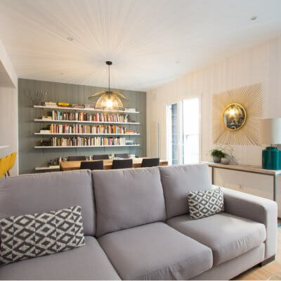 RdeRoom-MADERA reforma e interiorismo de vivienda para alquiler de lujo en Malasaña. Librería a medida integrada en estar-comedor-cocina.