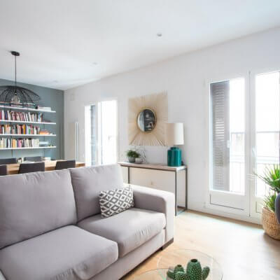 RdeRoom-MADERA reforma e interiorismo de vivienda para alquiler de lujo en Malasaña. Librería a medida integrada en estar-comedor-cocina.