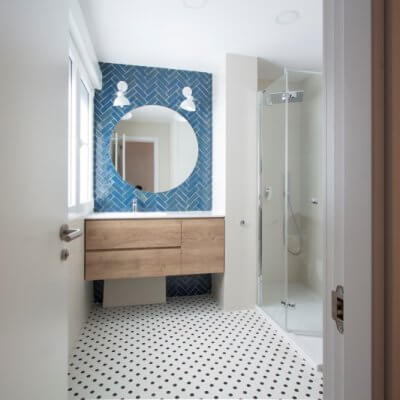 RdeRoom-MADERA reforma e interiorismo de vivienda para alquiler de lujo en Malasaña. baño azulejo artesano suelo damero espejo redondo.