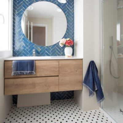 RdeRoom-MADERA reforma e interiorismo de vivienda para alquiler de lujo en Malasaña. baño azulejo artesano suelo damero espejo redondo.
