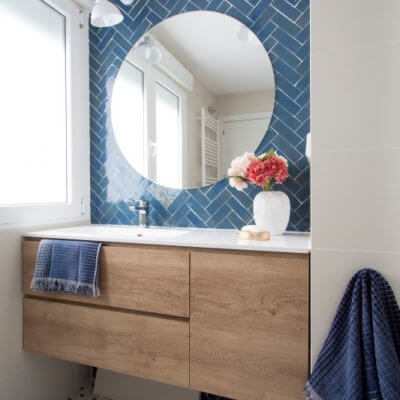 RdeRoom-MADERA reforma e interiorismo de vivienda para alquiler de lujo en Malasaña. baño azulejo artesano suelo damero espejo redondo.