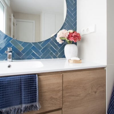 RdeRoom-MADERA reforma e interiorismo de vivienda para alquiler de lujo en Malasaña. baño azulejo artesano suelo damero espejo redondo.