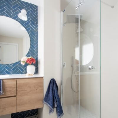 RdeRoom-MADERA reforma e interiorismo de vivienda para alquiler de lujo en Malasaña. baño azulejo artesano suelo damero espejo redondo.