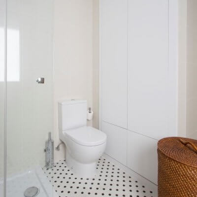 RdeRoom-MADERA reforma e interiorismo de vivienda para alquiler de lujo en Malasaña. baño azulejo artesano suelo damero espejo redondo.