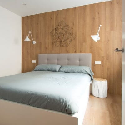 RdeRoom-MADERA reforma e interiorismo de vivienda para alquiler de lujo en Malasaña. dormitorio con cabecero de madera.