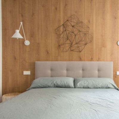 RdeRoom-MADERA reforma e interiorismo de vivienda para alquiler de lujo en Malasaña. dormitorio con cabecero de madera.
