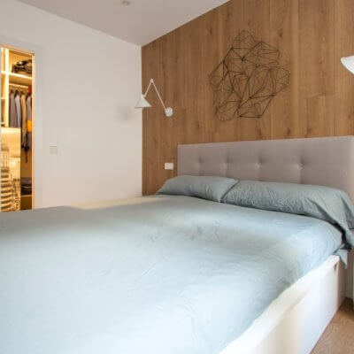 RdeRoom-MADERA reforma e interiorismo de vivienda para alquiler de lujo en Malasaña. dormitorio con cabecero de madera.