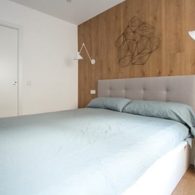 RdeRoom-MADERA reforma e interiorismo de vivienda para alquiler de lujo en Malasaña. dormitorio con cabecero de madera.