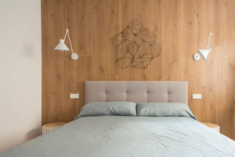 R DE ROOM-vivienda en Malasaña-dormitorio estilo midcentury-pared de madera