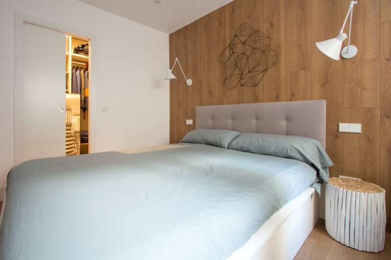 R DE ROOM-vivienda en Malasaña-dormitorio estilo midcentury-pared de madera