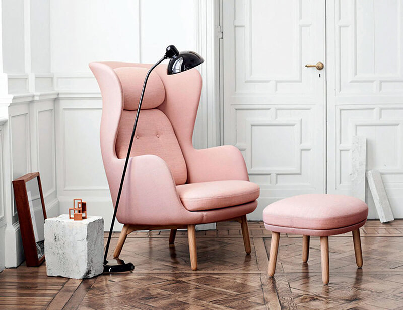 Ambiente interiorismo rosa millennial by R de Room. Butaca fritz hansen