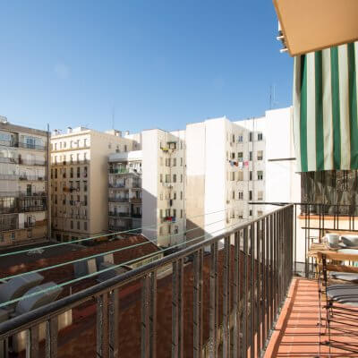 Proyecto de reforma de vivienda en Chamberí II (Madrid) de R de Room. Terraza en el patio de manzana típico de Chamberí. Desayuno en mobiliario de tipo francés.