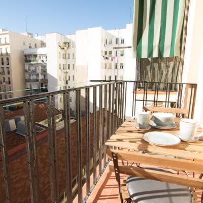 Proyecto de reforma de vivienda en Chamberí II (Madrid) de R de Room. Terraza en el patio de manzana típico de Chamberí. Desayuno en mobiliario de tipo francés.