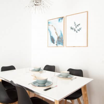 Proyecto de reforma de vivienda en Chamberí II (Madrid) de R de Room. Estar-comedor de estilo escandinavo. Lámpara de techo Sputnik resturada. Láminas de gran formado de Desenio.