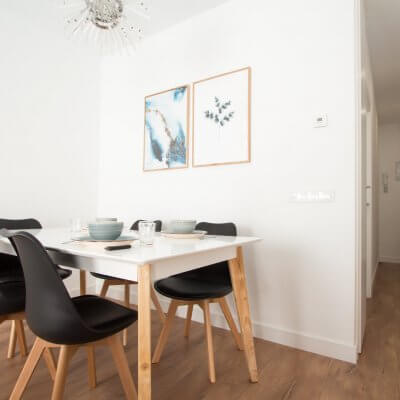Proyecto de reforma de vivienda en Chamberí II (Madrid) de R de Room. Estar-comedor de estilo escandinavo. Lámpara de techo Sputnik resturada. Láminas de gran formado de Desenio.