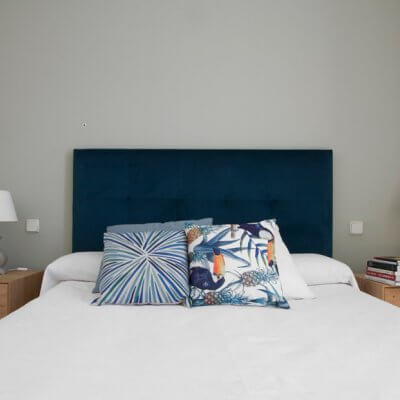 Proyecto de interiorismo en Luchana (Madrid) por R de Room. Diseño de dormitorio principal.