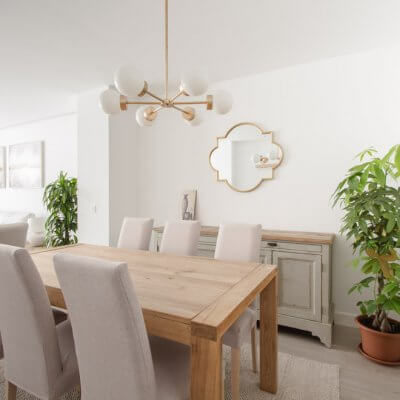 En el comedor ganamos almacenaje con un aparador vintage y una vitrina de aspecto muy contemporáneo. La vitrina, el mueble de TV y los estantes sobre el piano son de la serie NORWAY de R de Room Shop.