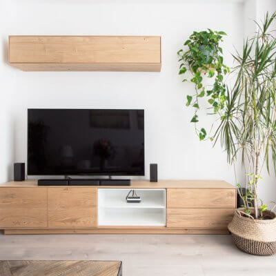El mueble de TV de la serie NORWAY combina un mueble bajo de acabado roble y estantes blancos, con un módulo en altura, perfecto para ganar almacenaje extra.