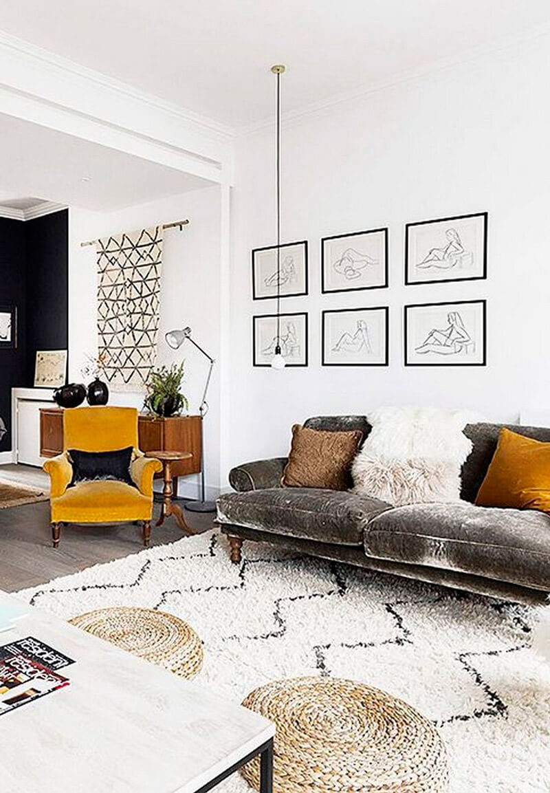 Tendencia deco: terciopelo. Guía de estilo para tener una casa con clase. Sofá gris y butaca mostaza.