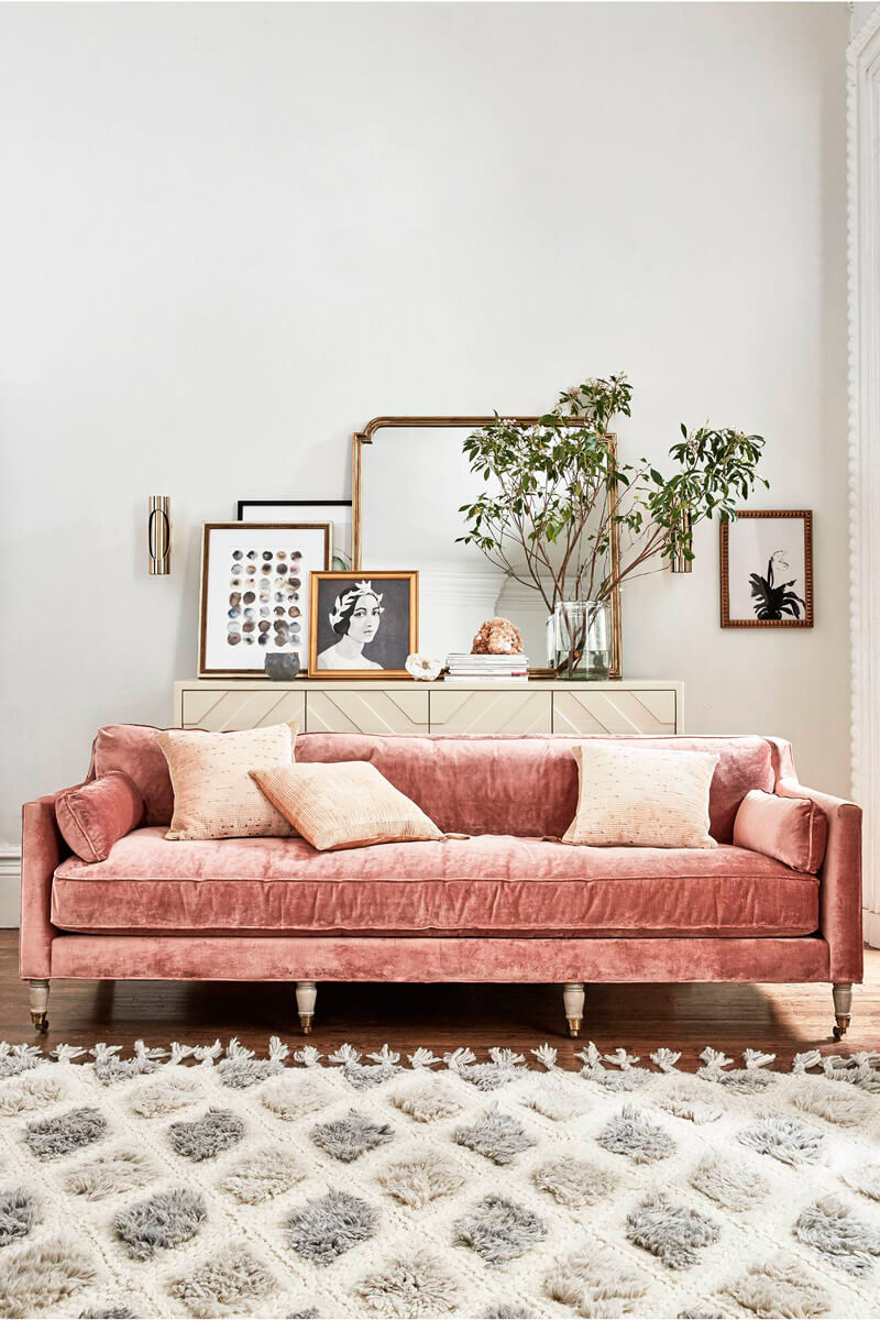 Tendencia deco: terciopelo. Guía de estilo para tener una casa con clase. Sofá rosa.