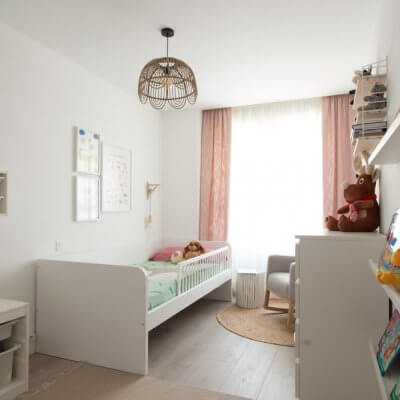 El espacio de la entrada al dormitorio infantil se reserva para zona de juegos y lectura. El sistema STUVA y los estantes MOSSLANDA de IKEA son una solución económica y muy funcional.