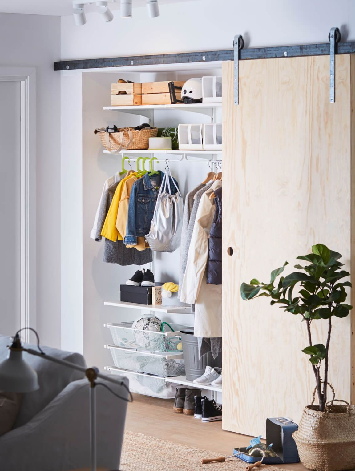 Diseñar bien un armario. Consejos para planificar interiores de armarios y vestidores. Tabla de ropa.