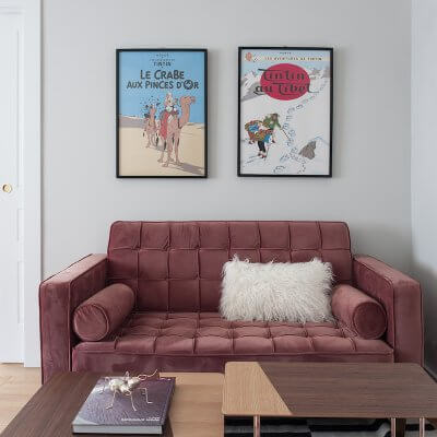 Salón de vivienda en Madrid. Sofá de terciopelo rosa con capitoné. Cuarto infantil y zona de juegos. Cojín de pelo blanco. Proyecto de reforma e interiorismo de R de Room.