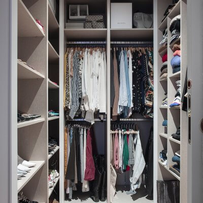 Vestidor de vivienda en Madrid. Vestidor a medida. Carpintería a medida. Diseño de interiores de armarios y vestidores. Proyecto de reforma e interiorismo de R de Room.