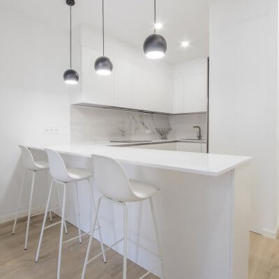 Proyecto de reforma en Chamberí (Madrid) de R de Room. Cocina abierta con barra.