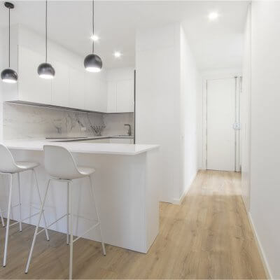 Proyecto de reforma en Chamberí (Madrid) de R de Room. Cocina abierta con barra.