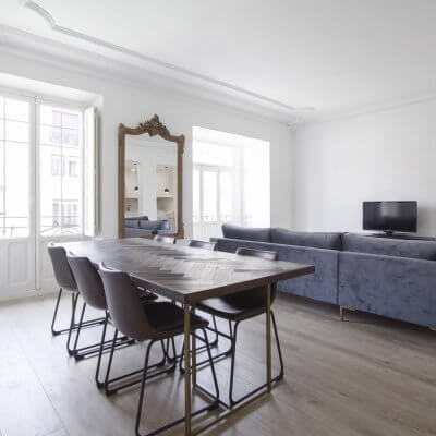 Proyecto de reforma en Chamberí (Madrid) de R de Room. Salón minimalista. Molduras. Sofá gris. Espejo dorado.