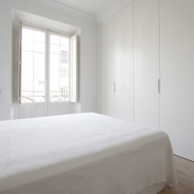 Proyecto de reforma en Chamberí (Madrid) de R de Room. Dormitorio principal. Armarios sin tapajuntas.