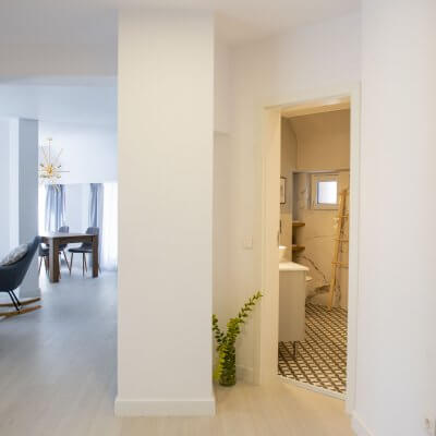 Cambio de imagen de un apartamento de alquiler_proyecto de interiorismo_vestíbulo
