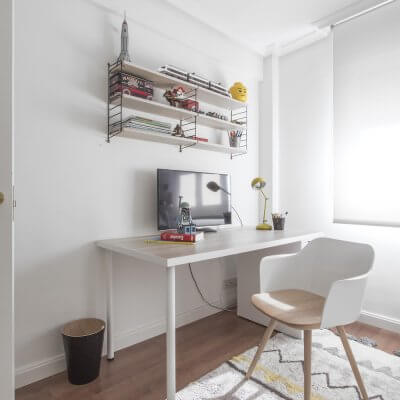 Interiorismo de vivienda_dormitorio juvenil-escritorio-cama nido-colorido-escritorio IKEA-estantería String