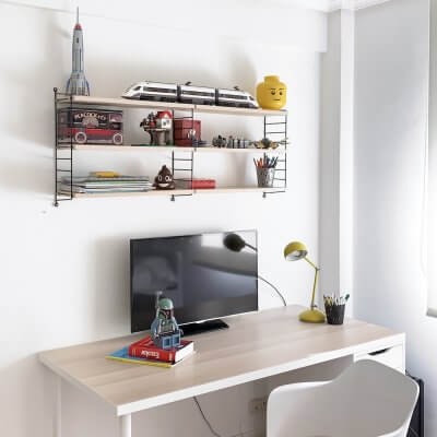 Interiorismo de vivienda_dormitorio juvenil-escritorio IKEA-estantería StrIng-alfombra Lorena Canals