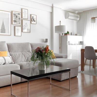 Interiorismo de vivienda_estar comedor-sofá gris-ambiente cálido-mesa de comedor-sofá gris-cojines mostaza-sillas tapizadas-sillas grises.