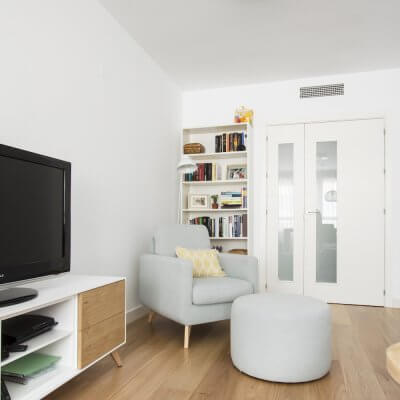 R de Room_interiorismo de vivienda en Montecarmelo_Madrid_salón_comedor_estar_livingroom_rincón de lectura_ambiente nórdico cálido_toques de color