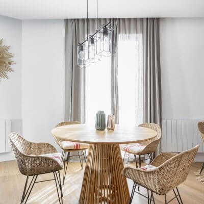 Comedor acogedor donde la madera y el ratán son los protagonistas. Proyecto de R de Room.