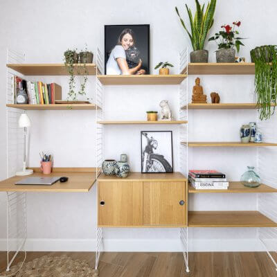 Sistema de estantería modular String con escritorio incorporado. Acabados roble y blanco. Proyecto de R de Room.