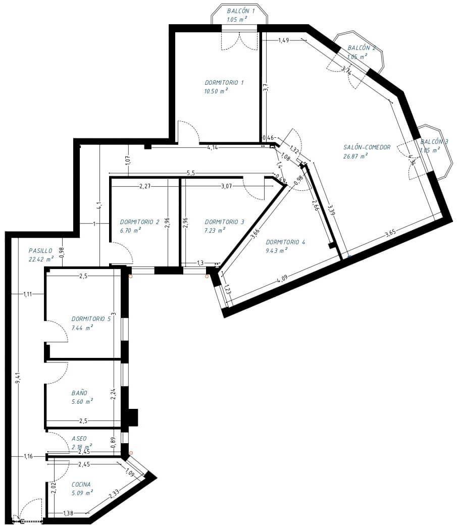 Estado previo de vivienda en Chamberí. Enorme pasillo y estancias muy pequeñas sin apenas utilidad. Conseguimos mejorar la distribución con una propuesta nueva.