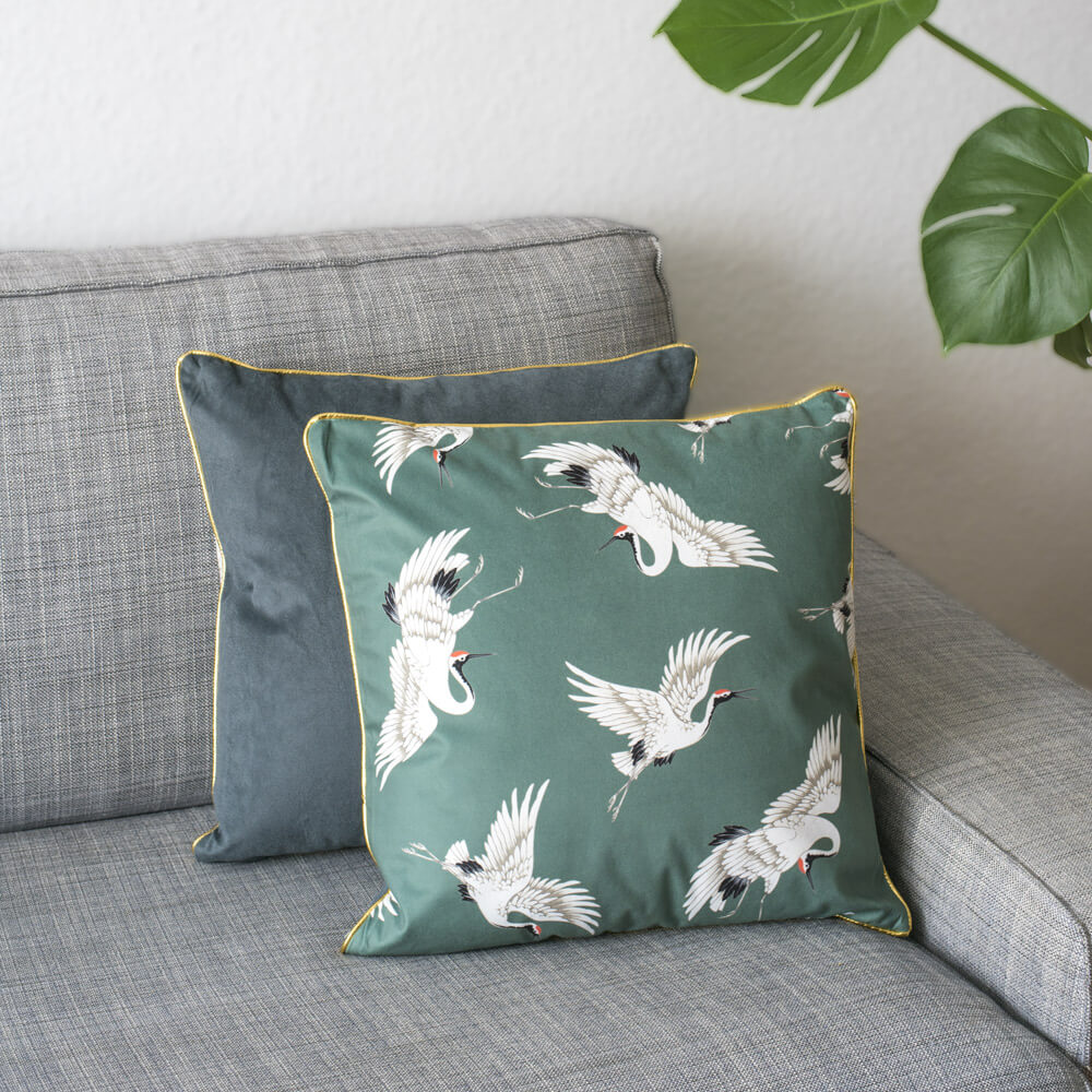 Cojín verde de tacto suave y estampado de garzas TURI 45x45cm