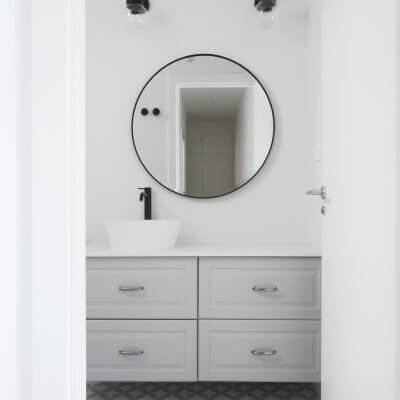 Baño de cortesía moderno en gris, blanco y negro. Proyecto de R de Room.