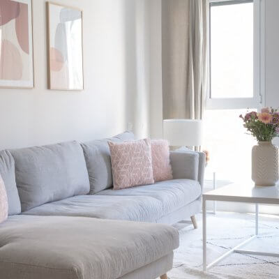 Salón con colores claros y toques rosas. Proyecto de R de Room.